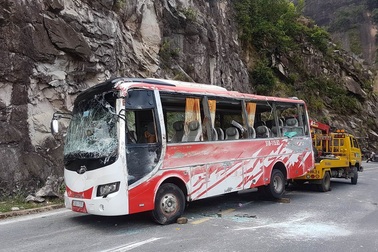 Ủy ban ATGT Quốc gia yêu cầu điều tra vụ lật xe khách chở 30 người