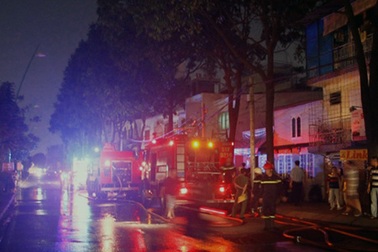 Cứu kịp thời cụ ông mắc kẹt trong căn nhà bốc cháy