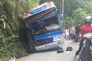 Xe chở học sinh đi Tam Đảo đâm vách núi: 2 phụ huynh tử vong