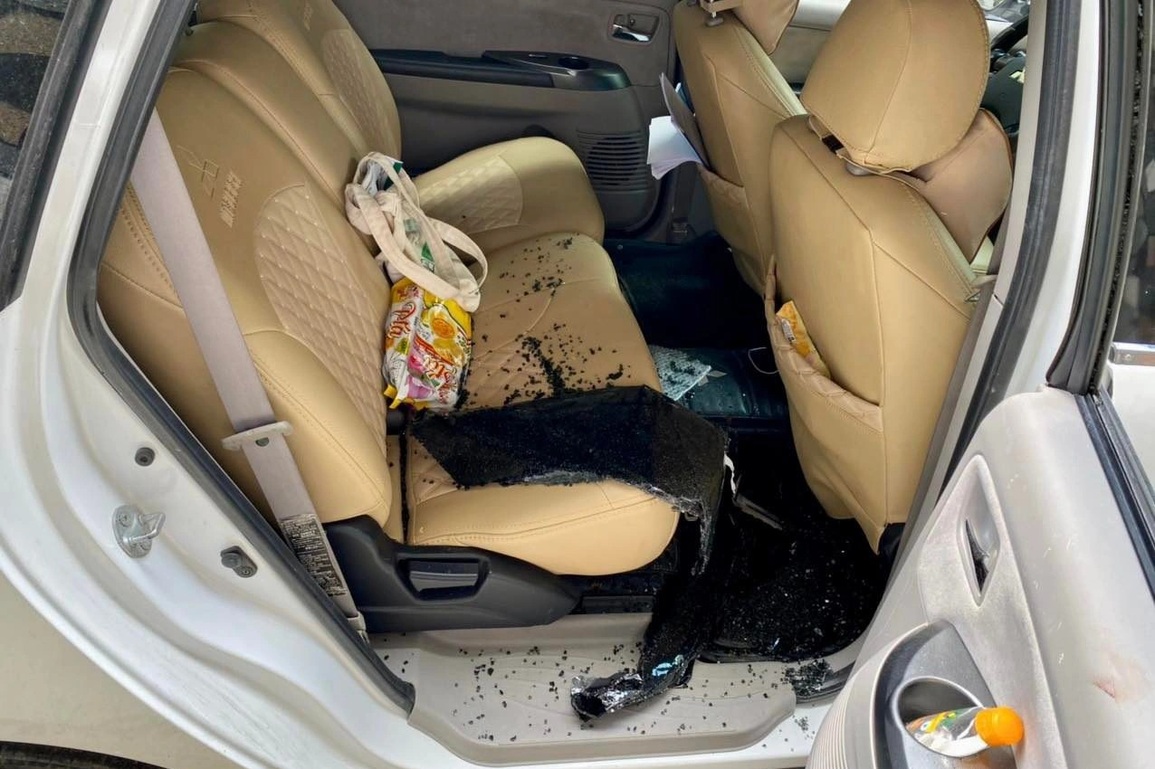 Một phóng viên ở TPHCM bị kẻ gian đập nát kính ô tô lấy tài sản - 1 Một phóng viên ở TPHCM bị kẻ gian đập nát kính ô tô lấy tài sản - 1