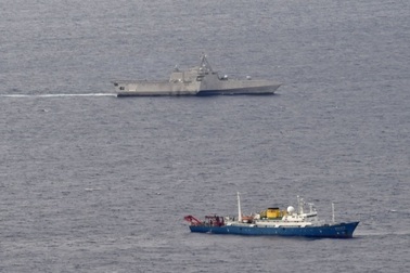 Tàu chiến Mỹ theo sát tàu khảo sát Trung Quốc trên Biển Đông