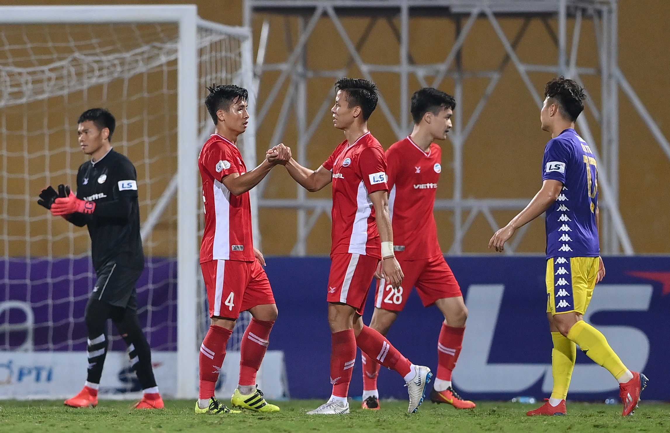 CLB Viettel 0-0 CLB Hà Nội: Kẻ vững ngôi đầu, người tụt thứ hạng - 20 CLB Viettel 0-0 CLB Hà Nội: Kẻ vững ngôi đầu, người tụt thứ hạng - 20
