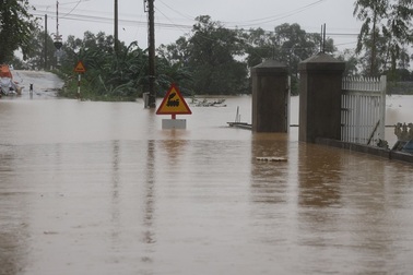Đường bộ, đường sắt đều biến thành... đường sông