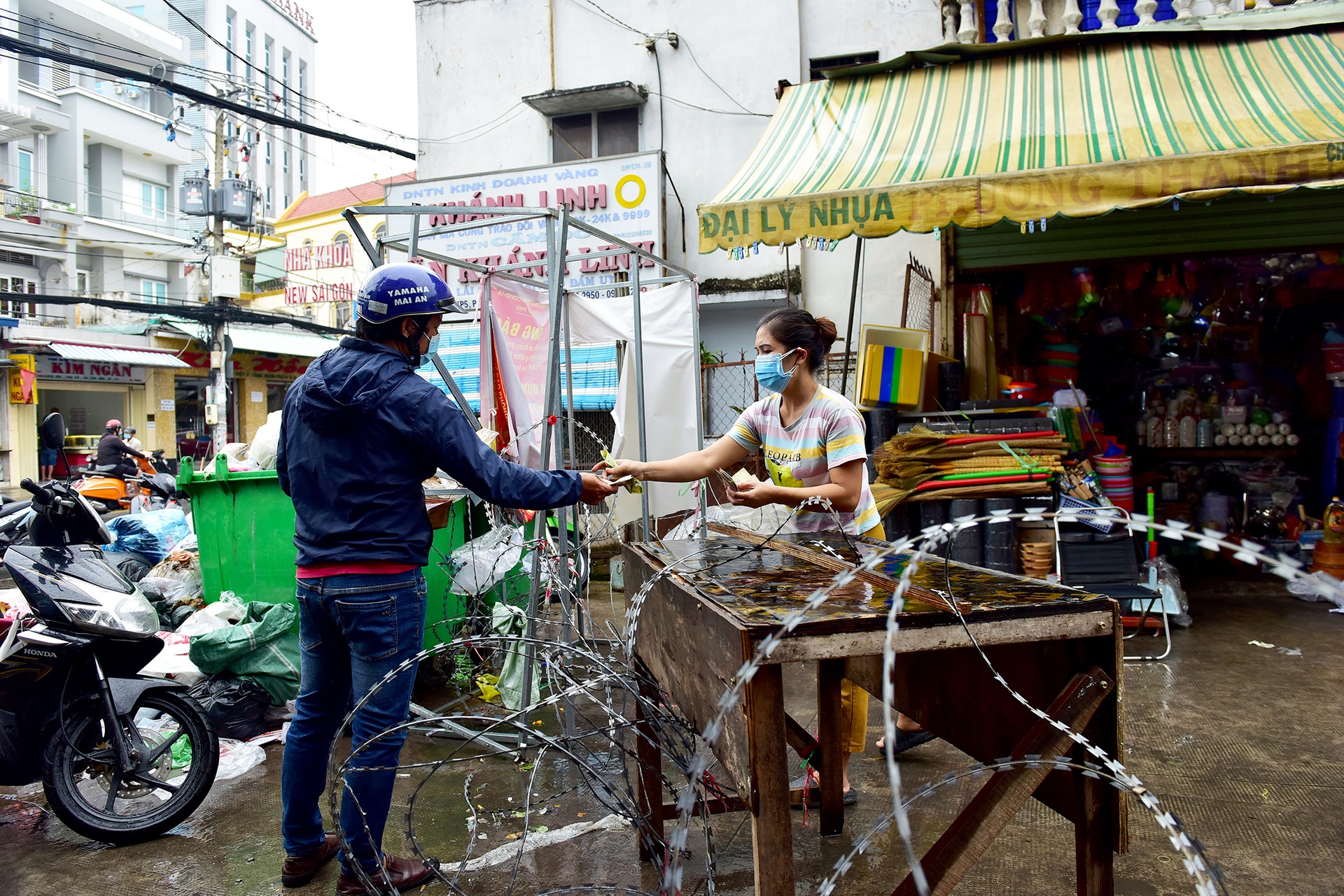 Nhiều chốt chặn ở TPHCM chưa được tháo dỡ, người dân phải chui rào thép gai - 6