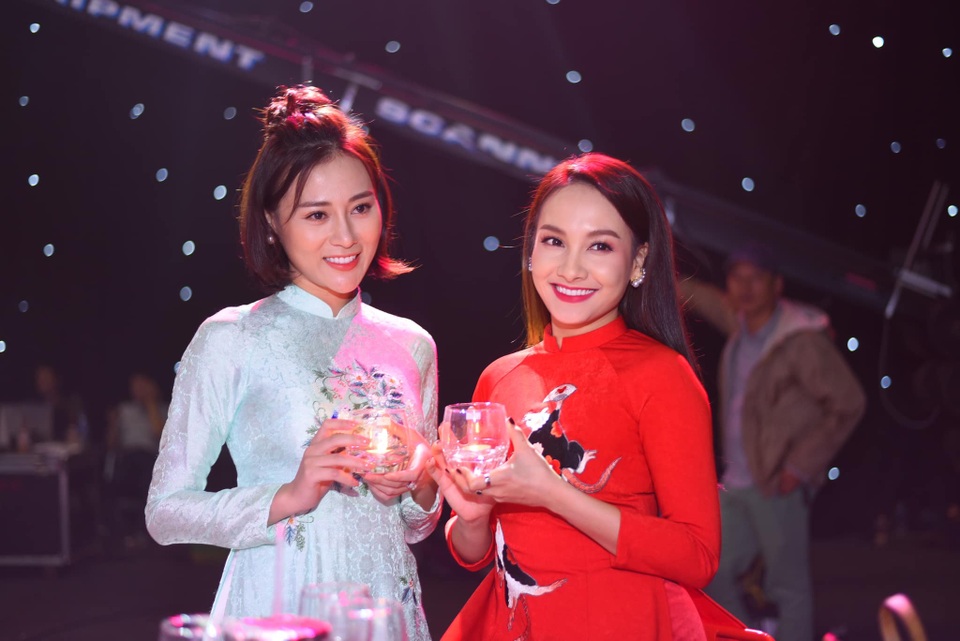 NSND Hoàng Dũng, Lan Hương lần đầu trổ tài ca hát cùng dàn diễn viên đình đám - 12 NSND Hoàng Dũng, Lan Hương lần đầu trổ tài ca hát cùng dàn diễn viên đình đám - 12