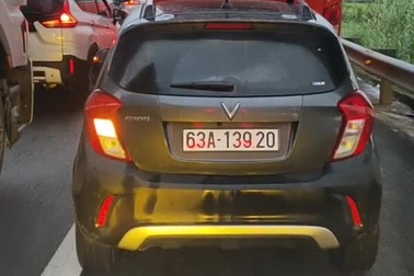 Xe nối đuôi đi vào làn khẩn cấp, cản đường của xe cấp cứu