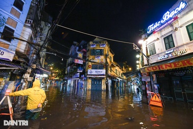 Hà Nội ngập sâu trong nước sau cơn mưa ngắn chưa đầy 1 tiếng đồng hồ