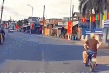 Clip "thanh niên nhận bài học vì thả 2 tay chạy xe máy" nổi bật tuần qua