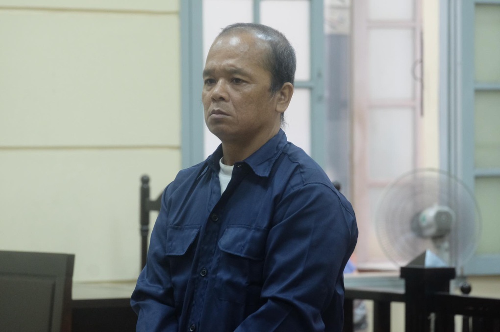 Người trộm 44 nắp chắn rác ở TPHCM lĩnh 2 năm tù - 1 Người trộm 44 nắp chắn rác ở TPHCM lĩnh 2 năm tù - 1