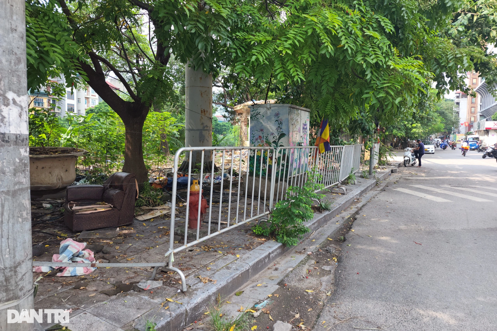 Hà Nội dựng hàng loạt rào chắn để giữ vỉa hè - 10 Hà Nội dựng hàng loạt rào chắn để giữ vỉa hè - 10