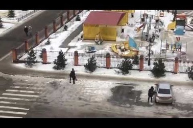 Xem gió mạnh khủng khiếp thổi bay người đi trên phố