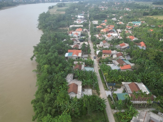Năm 2017, UBND tỉnh Thừa Thiên Huế đã phê duyệt dự án Kè chống sạt lở bờ sông Bồ đoạn qua các xã Phong An, Phong Sơn (huyện Phong Điền) và các phường Hương Vân, Tứ Hạ, Hương Xuân, Hương Toàn (thị xã Hương Trà), với tổng chiều dài các tuyến kè là 4.720m, có mức đầu tư 81.906 triệu đồng và giao BQLDA Đầu tư xây dựng công trình Nông nghiệp và Phát triển nông thôn tỉnh làm chủ đầu tư. Tuy nhiên, đến nay, Thừa Thiên Huế mới bố trí được 25.750 triệu đồng và thực hiện hoàn thành 2 đoạn kè: đoạn qua xã Hương Toàn, dài 1.185m; đoạn qua phường Hương Xuân, dài 1.148m, thuộc thị xã Hương Trà