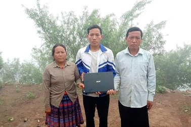 Thào A Chư hiếu học được tặng máy tính để học online