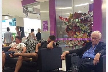 Khi quý ông theo vợ đi shopping