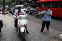 TPHCM xử phạt hơn 100 xe máy leo vỉa hè