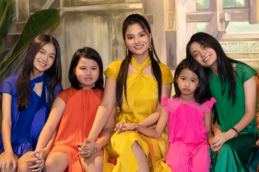 Siêu mẫu Vũ Thu Phương "khoe" 4 cô con gái