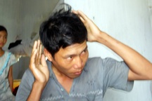 Cán bộ văn hoá xã đánh người bằng... giày