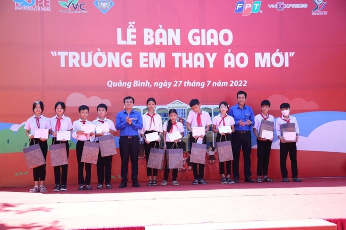 Các em học sinh có hoàn cảnh khó khăn vươn lên trong học tập trên địa bàn huyện Lệ Thủy nhận học bổng.