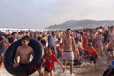 Ken đặc người trên bãi biển Sầm Sơn