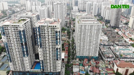 Choáng ngợp "rừng" cao ốc chen chúc trên đoạn đường dài gần 1km ở Hà Nội
