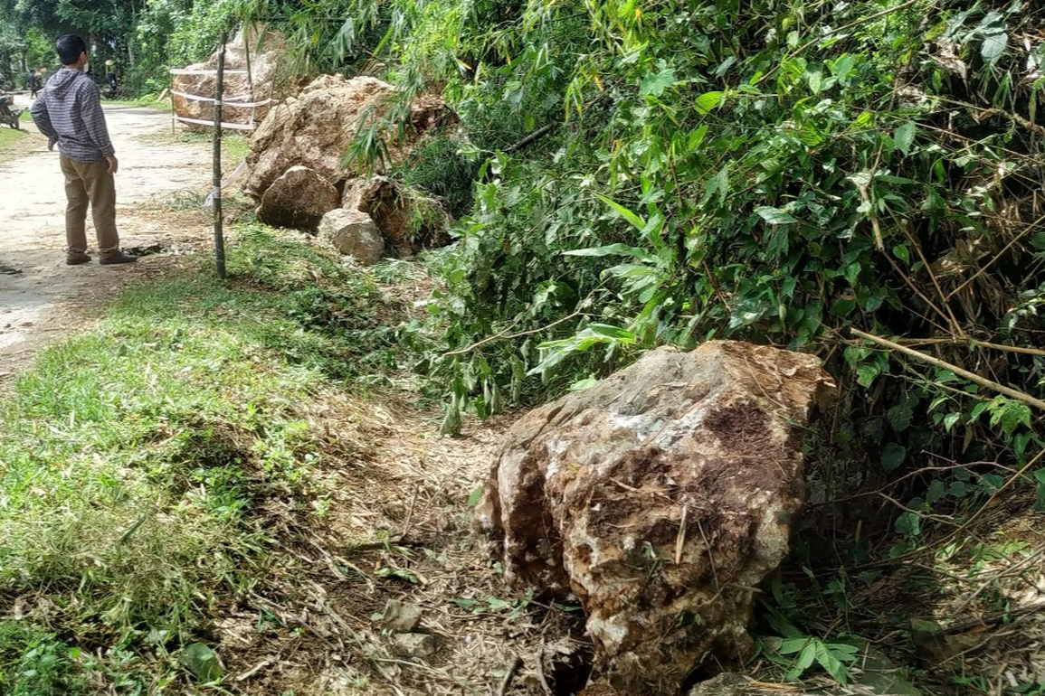 Nhiều khối đá hàng chục tấn lăn xuống khu dân cư - 1