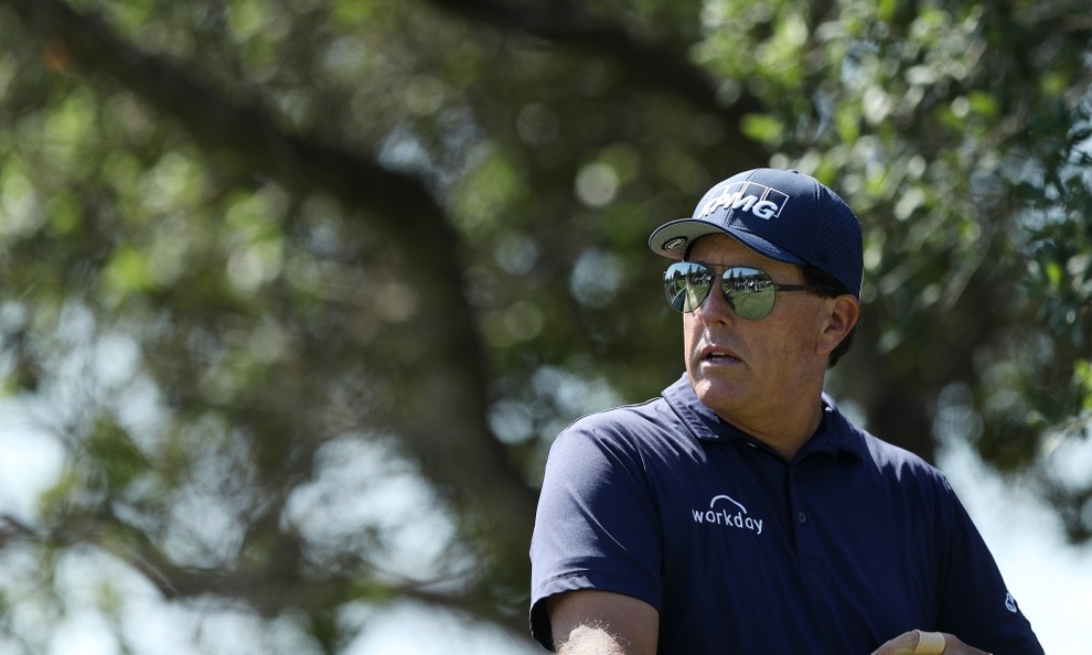 Cú đánh siêu dị của lão đại Phil Mickelson - 1