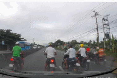 Các thanh niên dàn hàng, ngang nhiên đua xe máy ngay trên quốc lộ