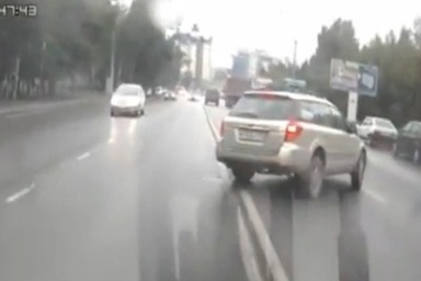 Ô tô drift bất đắc dĩ do bị mất lái