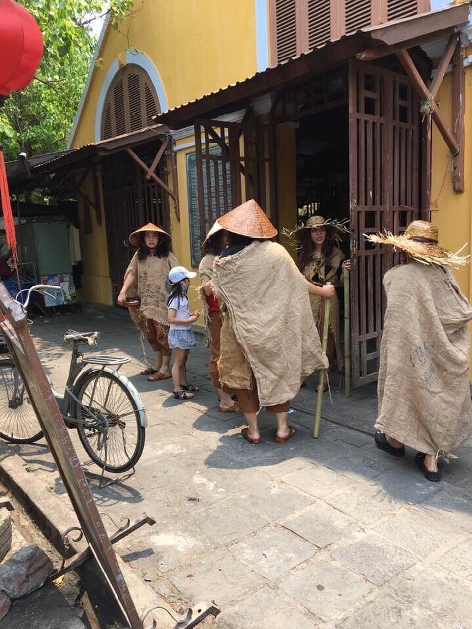 Người nhà ông Phan Văn Anh Vũ tổ chức diễn trò ăn xin tràn phố cổ Hội An - 3 Người nhà ông Phan Văn Anh Vũ tổ chức diễn trò ăn xin tràn phố cổ Hội An - 3