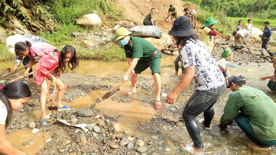 Chiến sĩ quân hàm xanh “tiếp sức” năm học mới cho học sinh nơi biên giới - 3 Chiến sĩ quân hàm xanh “tiếp sức” năm học mới cho học sinh nơi biên giới - 3