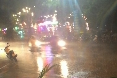 Huế đón cơn “mưa vàng” trong đêm