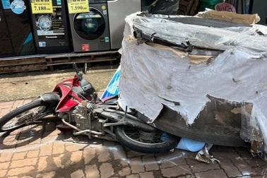 Hai cuộn thép hàng chục tấn rơi khỏi ô tô đầu kéo, đè bẹp xe máy ở TPHCM