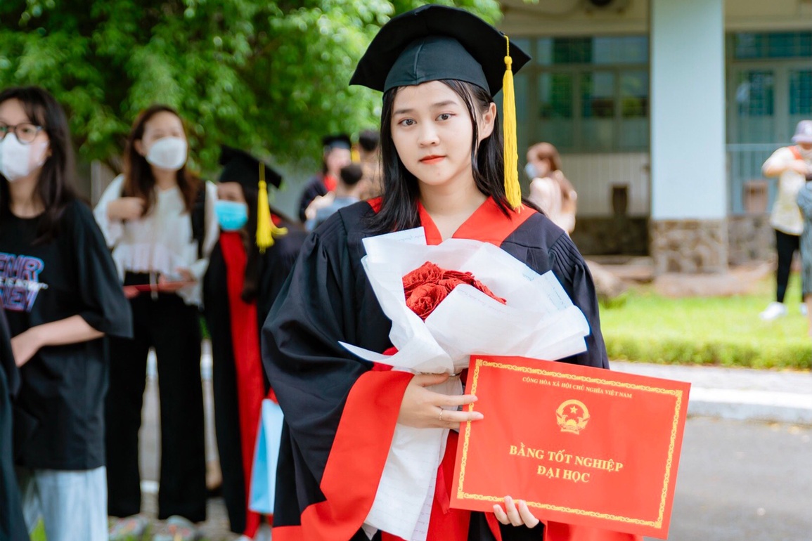 Xúc động khoảnh khắc cô gái khoác áo cử nhân cho cha ngày tốt nghiệp - 2 Xúc động khoảnh khắc cô gái khoác áo cử nhân cho cha ngày tốt nghiệp - 2