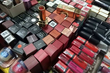 Tác hại không ngờ khi dùng son môi không rõ nguồn gốc