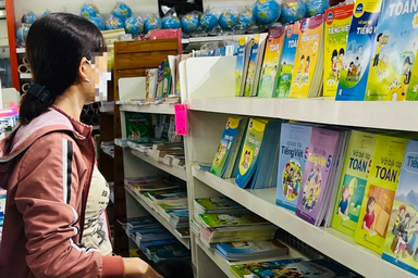 Bà mẹ dặn con "xài sách giáo khoa cho... nát bươm, không cần giữ"