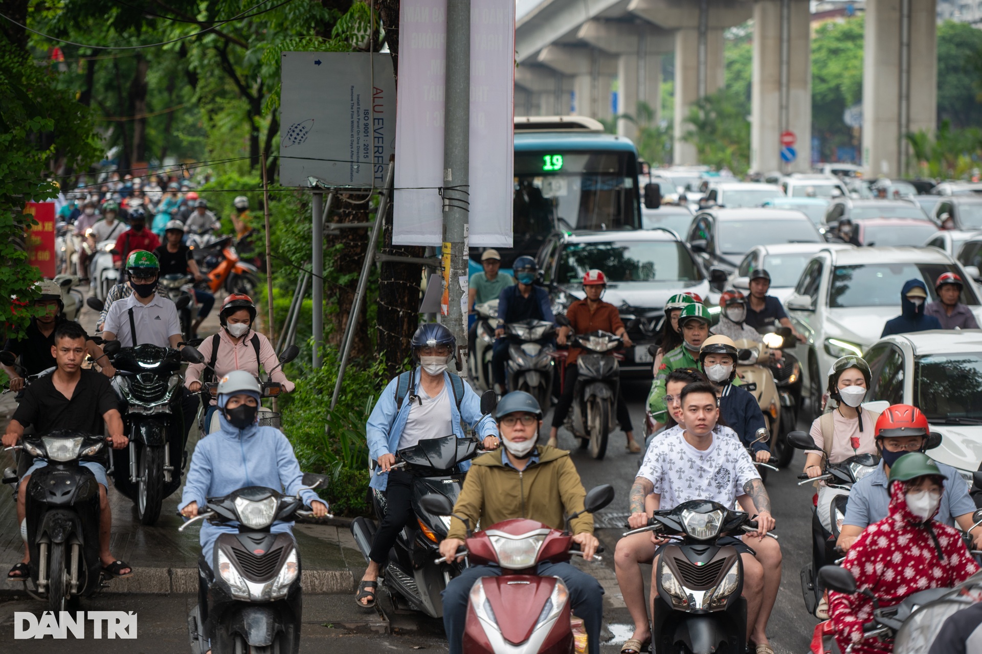 Ngày đầu đi làm sau nghỉ lễ: Giao thông Hà Nội đông đúc, ùn tắc nhiều phố - 4