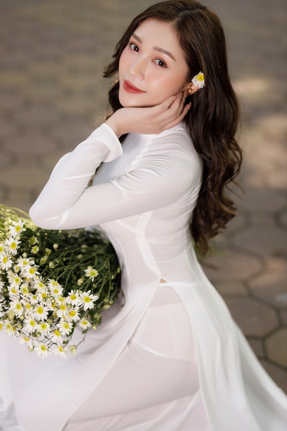 Nữ MC thể thao quyến rũ trong tà áo dài, cuốn hút người đối diện - 7 Nữ MC thể thao quyến rũ trong tà áo dài, cuốn hút người đối diện - 7