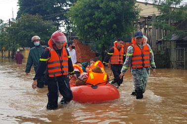 Nước lũ lên nhanh, khẩn cấp giải cứu hàng trăm học sinh đang học tại trường