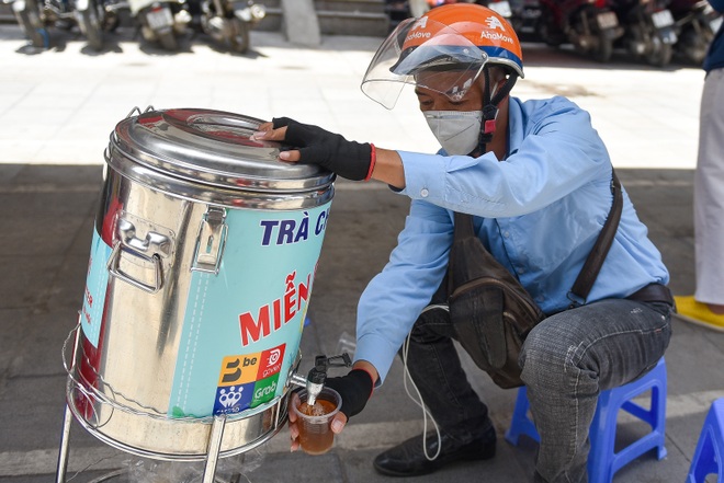 Hà Nội: Mát lòng trà chanh đá miễn phí giữa ngày nắng đỉnh điểm - 7 Hà Nội: Mát lòng trà chanh đá miễn phí giữa ngày nắng đỉnh điểm - 7