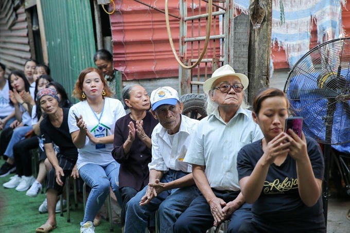 Ngày 20/10 đặc biệt của những phụ nữ cửu vạn, nhặt ve chai ở Hà Nội - Ảnh 11. Ngày 20/10 đặc biệt của những phụ nữ cửu vạn, nhặt ve chai ở Hà Nội - Ảnh 11.