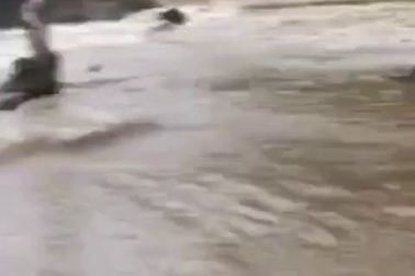 Bị nước cuốn trôi khi cố đi xe qua đập tràn