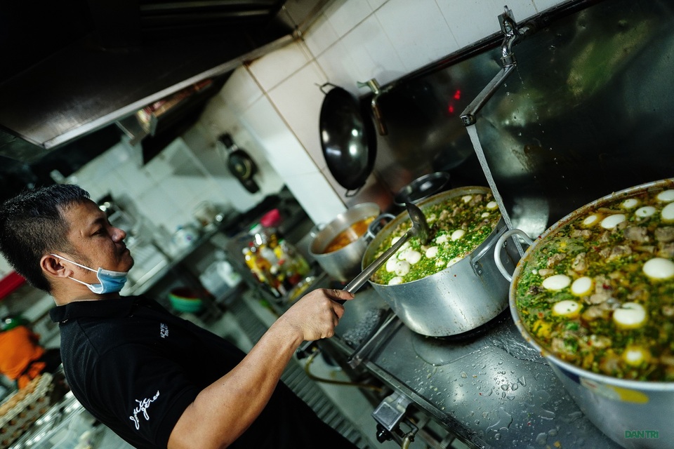 Ấm lòng quán cơm dã chiến giữa thời dịch Covid-19 - 3