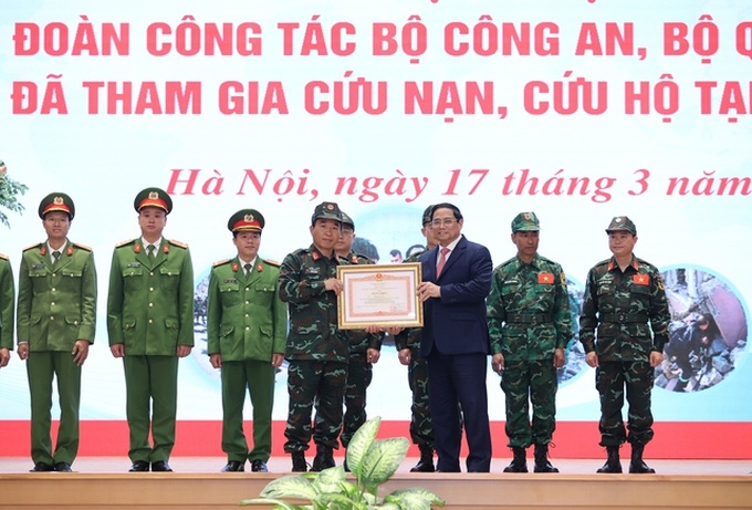 Thủ tướng Phạm Minh Chính trao Bằng khen của Thủ tướng Chính phủ tặng các tập thể và cá nhân thuộc Đoàn công tác của Bộ Công an, Bộ Quốc phòng đã tham gia cứu nạn, cứu hộ tại Thổ Nhĩ Kỳ.