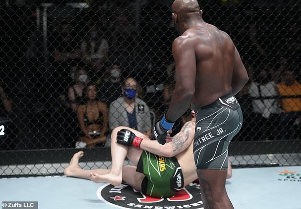 Võ sĩ MMA đá vỡ đầu gối đối thủ gây tranh cãi - 2 Võ sĩ MMA đá vỡ đầu gối đối thủ gây tranh cãi - 2