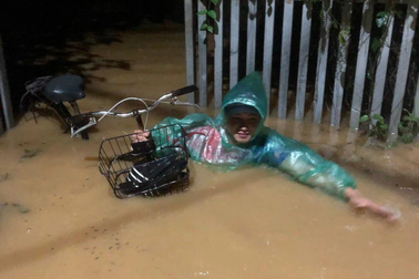 Hà Nội di dời hơn 200 hộ dân do mưa lũ