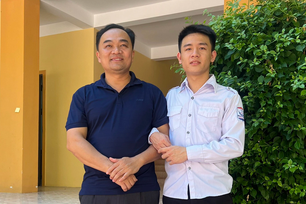 Nam sinh có điểm khối A cao nhất Nghệ An: Từng từ chối làm cầu thủ bóng đá - 2 Nam sinh có điểm khối A cao nhất Nghệ An: Từng từ chối làm cầu thủ bóng đá - 2