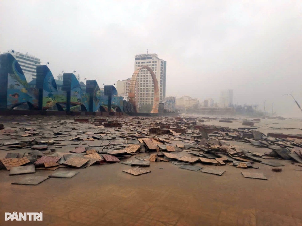 Người dân miền Trung trắng đêm trong tâm bão Bualoi - 5 Người dân miền Trung trắng đêm trong tâm bão Bualoi - 5