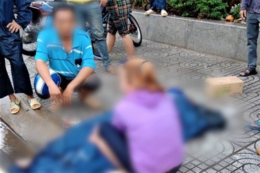 Phát hiện 2 người đàn ông tử vong trên vỉa hè ở TPHCM