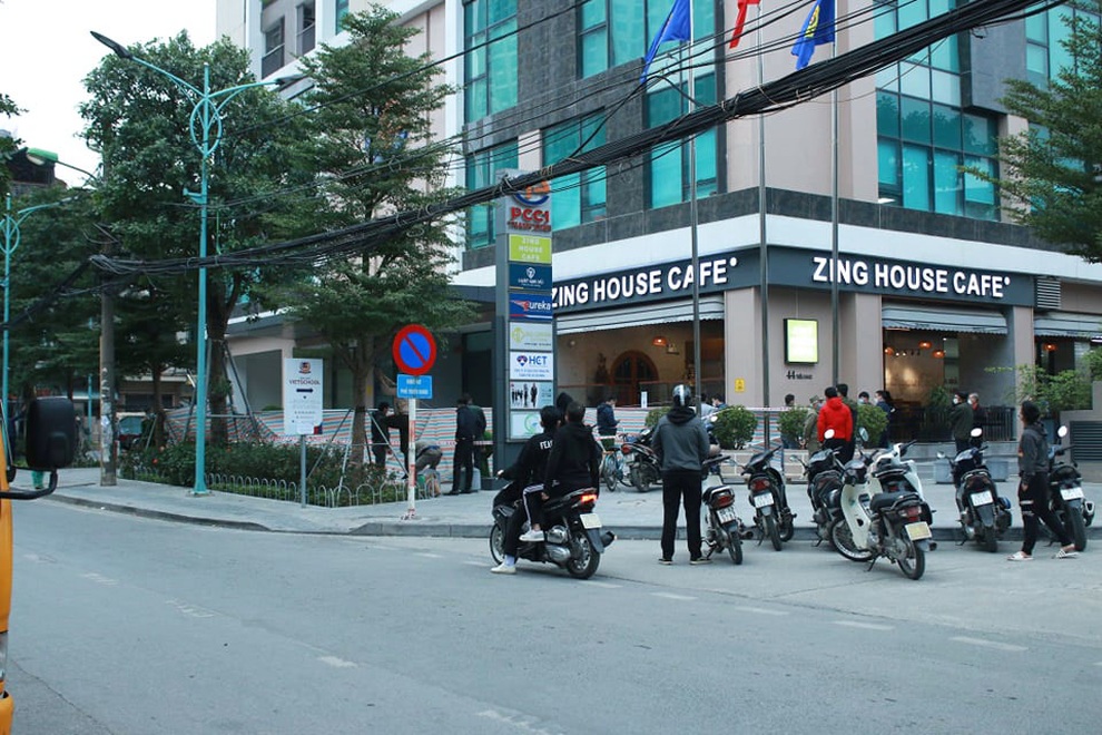 Cụ bà 70 tuổi rơi từ tầng 23 chung cư ở Hà Nội xuống đất tử vong - 3 Cụ bà 70 tuổi rơi từ tầng 23 chung cư ở Hà Nội xuống đất tử vong - 3