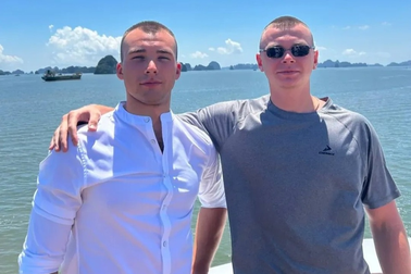 Đoàn quân nhân Nga ăn chả mực trên du thuyền, tắm biển ở Hạ Long